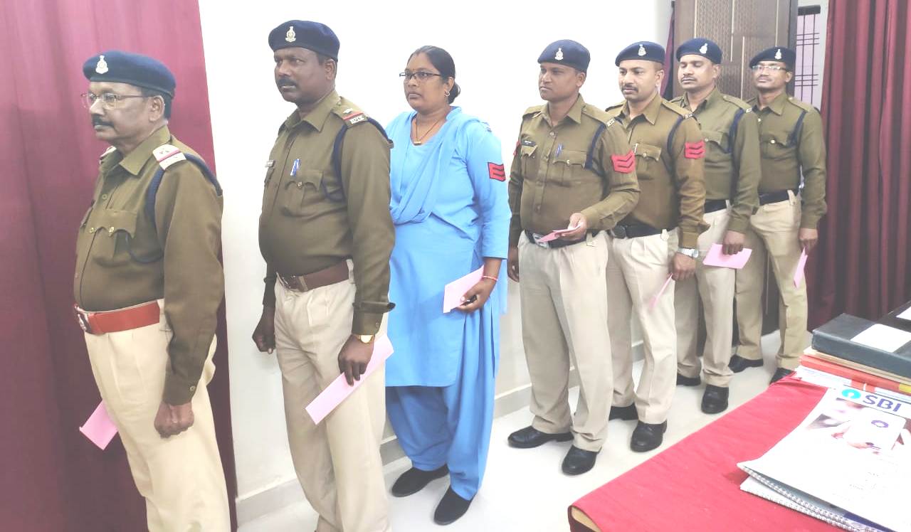 पुलिस अधीक्षक सूरजपुर ने डाकमत पत्र के जरिए किया अपने मताधिकार का प्रयोग